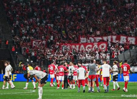 COMEMORANDO NA DERROTA Apesar da vitória na partida de volta contra o Internacional, Corinthians é desclassificado da Copa do Brasil