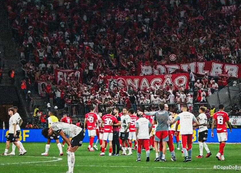 COMEMORANDO NA DERROTA Apesar da vitória na partida de volta contra o Internacional, Corinthians é desclassificado da Copa do Brasil