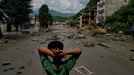 TRAGÉDIA NA NATUREZA Inundações e deslizamentos deixam ao menos 160 mortos e centenas de desaparecidos no Nepal e Tibete