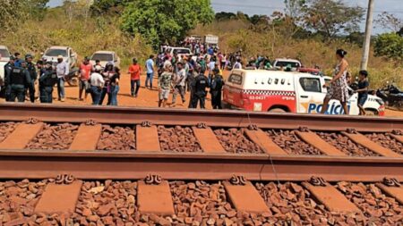 EFC BLOQUEIADA Manifestantes bloqueiam Estrada de Ferro Carajás em Marabá e bloqueiam circulação de trens de cargas e passageiros