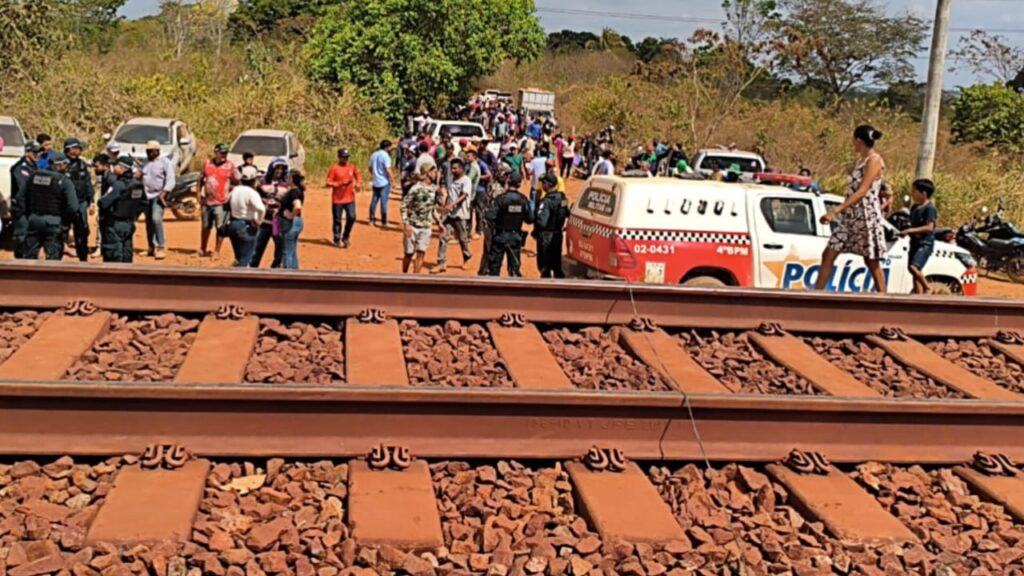 EFC BLOQUEIADA Manifestantes bloqueiam Estrada de Ferro Carajás em Marabá e bloqueiam circulação de trens de cargas e passageiros