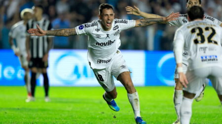PEIXE COME GALO Santos vence Atlético Mineiro na Vila e terá vantagem do empate ou até derrota por um gol
