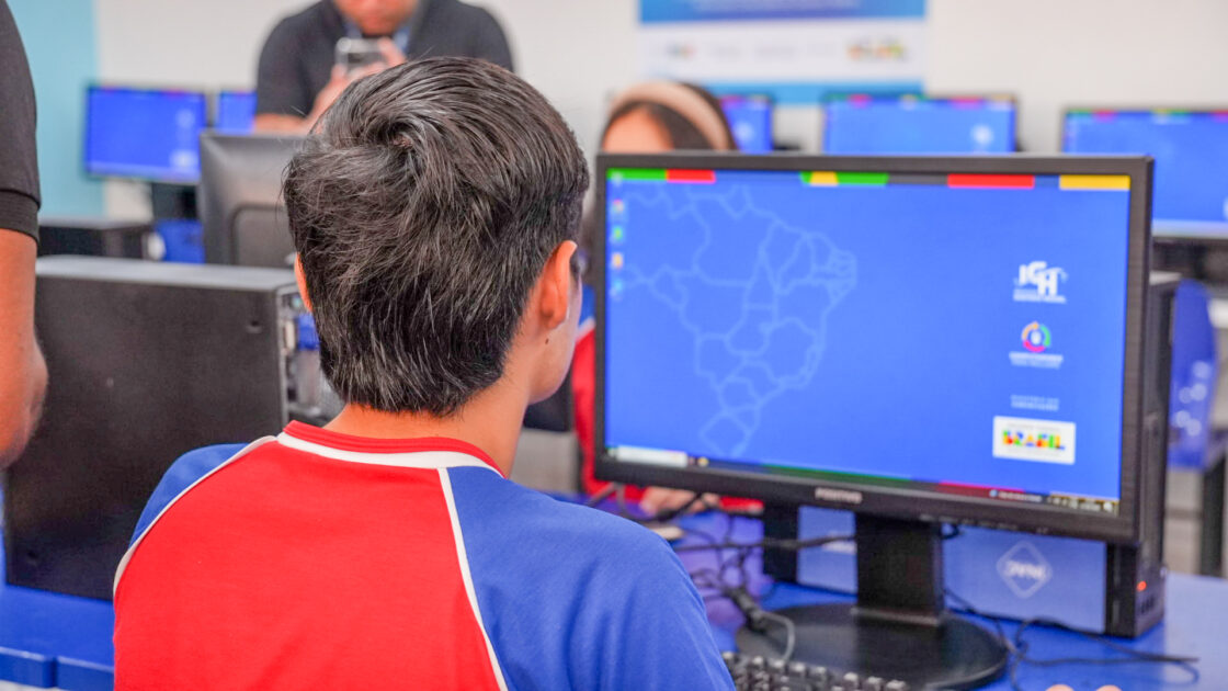 EDUCAÇÃO COM TECNOLOGIA Aprender Conectado supera marca de 30 mil escolas e amplia meta de conectividade