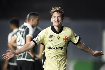SÉRIE A Vasco abandona zona de rebaixamento após aplicar uma goleada sobre o Coritiba em São Januário neste sábado