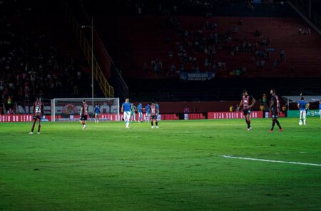 CONFRONTO DIRETO Vitória vence Grêmio colado no Z-4 do Brasileirão tricolor gaúcho próximo do rebaixamento