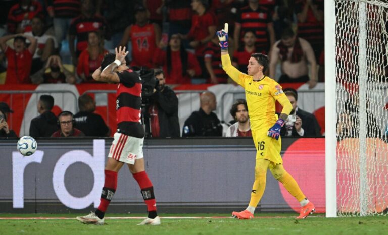PENTA ADIADO Muslera defende três cobranças de pênaltis, elimina Flamengo e garante Estudiantes na final da Libertadores