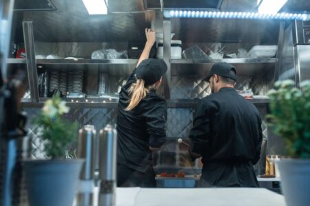 JORNADA DE TRABALHO Fim da escala 6×1 vai tirar 5,9 milhões de horas semanais de trabalho de bares e restaurantes