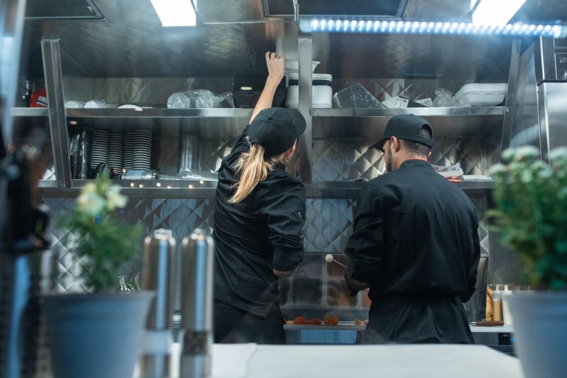 JORNADA DE TRABALHO Fim da escala 6×1 vai tirar 5,9 milhões de horas semanais de trabalho nas empresas dos segmentos de bar e restaurante