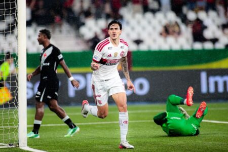 SÉRIE A Flamengo goleia Vasco e dispara na liderança do Brasileirão agora com vantagem de três pontos à frente do Palmeiras