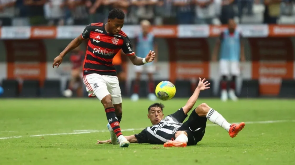 BRASILEIRÃO SÉRIE A Flamengo vence Atlético Mineiro com gol de pênalti nos acréscimos e reassume liderança do Campeonato Brasileiro