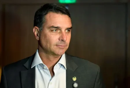 CARTA AOS BRASILEIROS Flávio Bolsonaro se autoproclama “verdadeiro presidente eleito do Brasil” e justifica sua decisão de deixar o Brasil