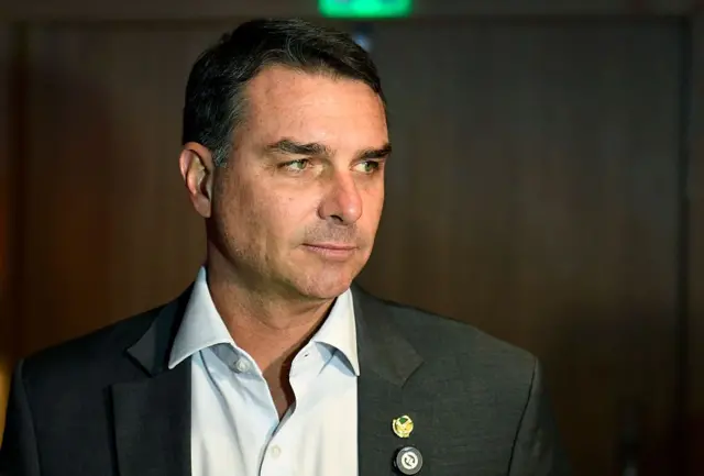 CARTA AOS BRASILEIROS Flávio Bolsonaro se autoproclama “líder do Brasil” e justifica decisão de deixar Brasil e ir para os Estados Unidos