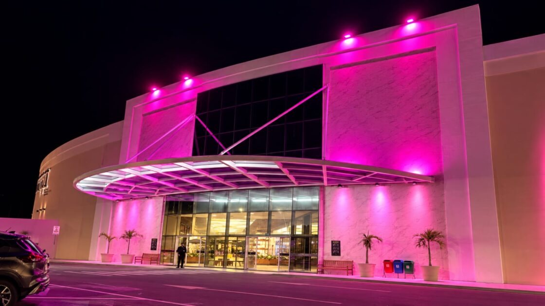 MAIS CONSCIENTIZAÇÃO Golden Shopping Calhau transforma iluminação da fachada em mensagem contínua de conscientização