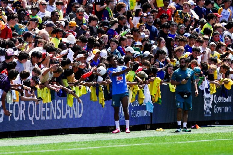 DISTANTE DA TORCIDA Com 43 jogos fora em 47 amistosos, seleção brasileira é a que mais joga longe de sua torcida entre potências