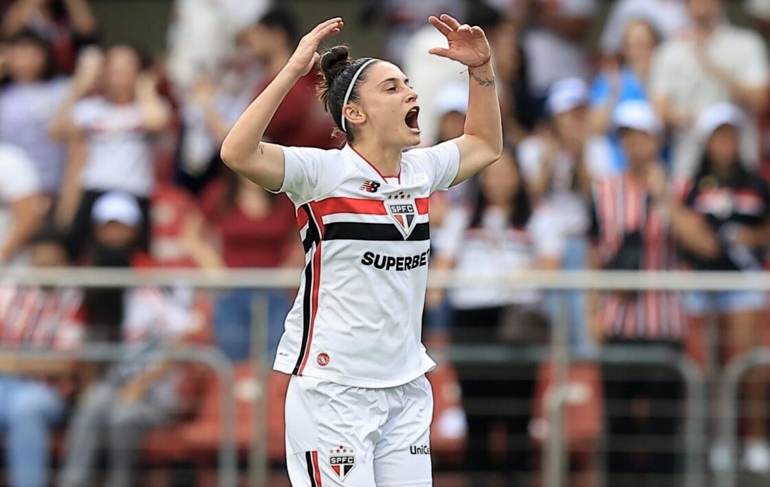 TRICOLOR ERGUE A TAÇA São Paulo empata com o Corinthians e conquista título inédito de campeão brasileiro feminino