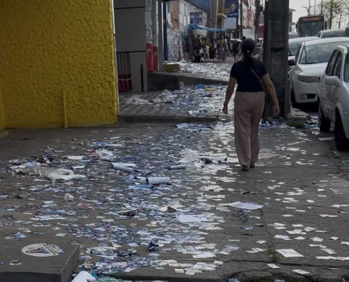 JOGO SUJO Candidatos sujam a cidade com propaganda na esperança de eleitor encontrar sua mensagem por votos