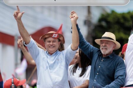 LULA CÁ Lula arrasta multidão pelas ruas de São Luís na manhã desta terça-feira